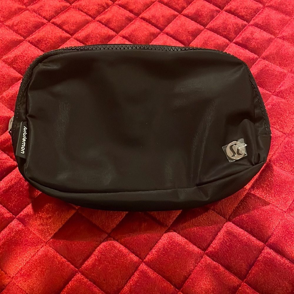 Lululemon everywhere belt bag *black* NWOT